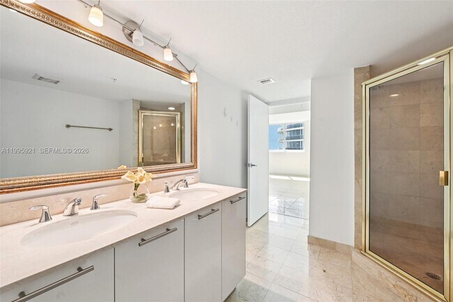 Building Photo - 1800 N Bayshore Dr