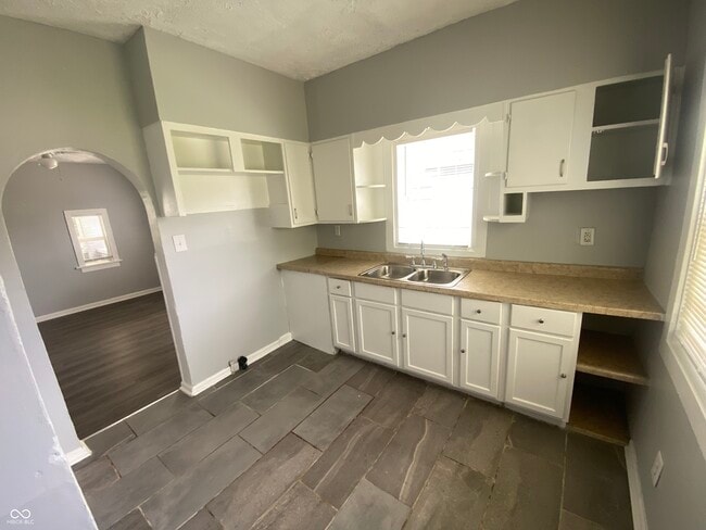 Building Photo - 402 N Bradley Ave