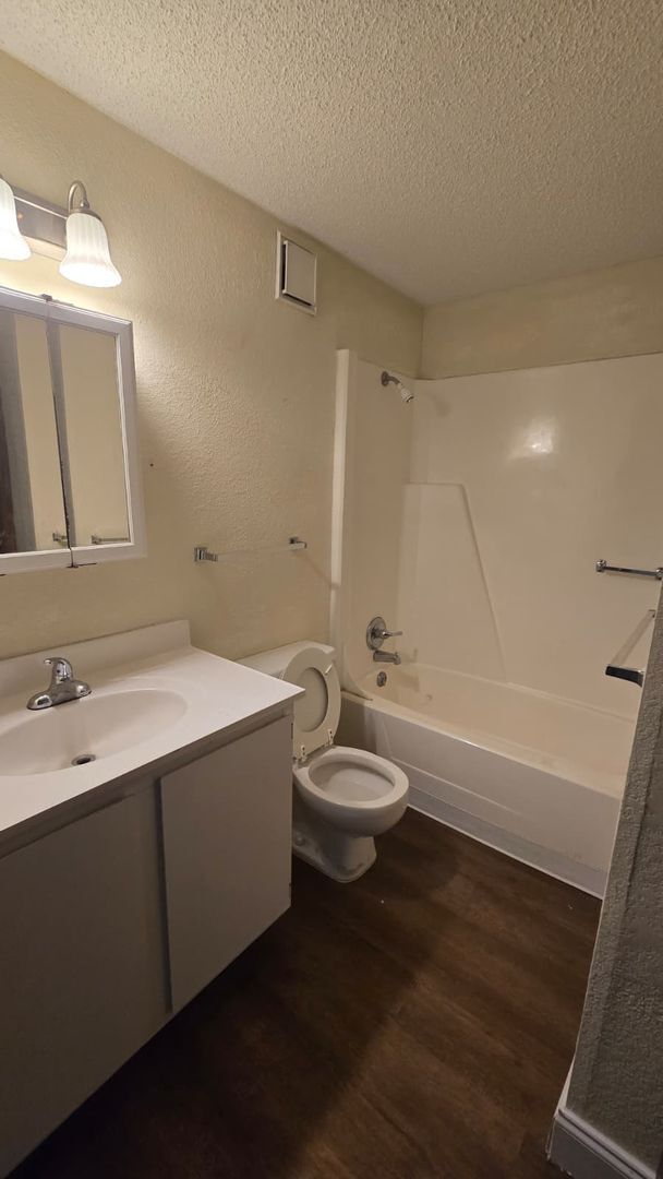Building Photo - Fully Renovated 1/1 Available for Immediat...