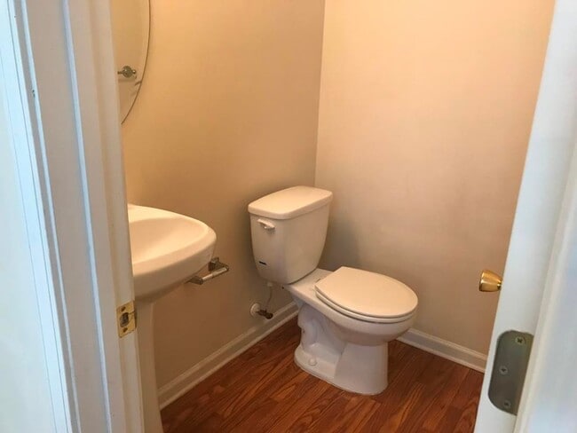 Building Photo - Spacious and Beautiful 3 Bedroom Home