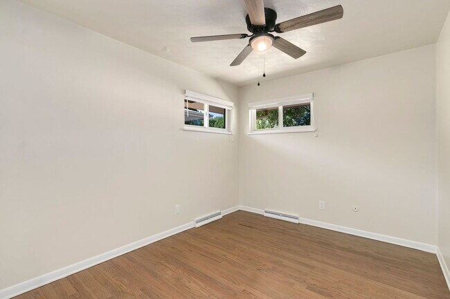 Building Photo - 1726 Cameo