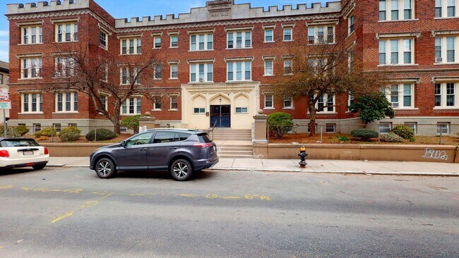 Building Photo - 15 Glenville Ave