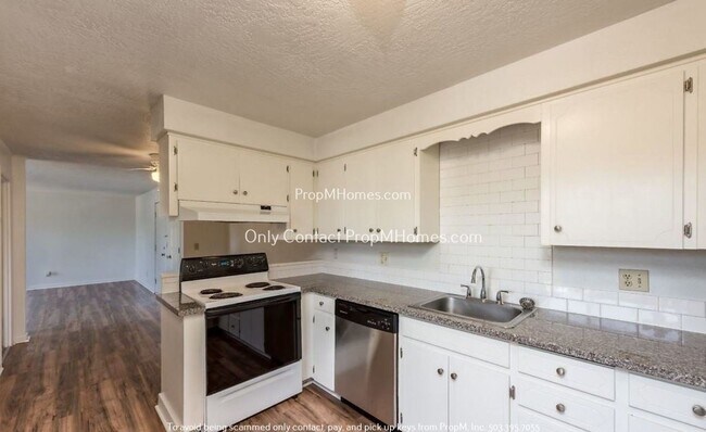 Building Photo - Comfortable Living with a Fenced Outdoor Area! 1/2 OFF 1st Months Rent!