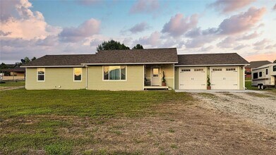 Building Photo - Beautiful 4 bed 2 bath on 1.37 acres in Co...