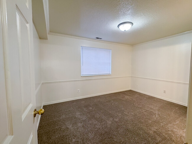 Building Photo - 1611 N Grandview Ln