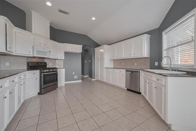 Building Photo - 9631 Highland Pointe Dr