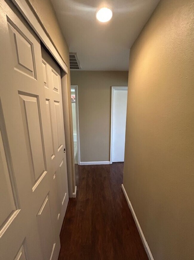 Building Photo - Beautiful 3 Bedroom 2 Bathroom in Farmersville!!