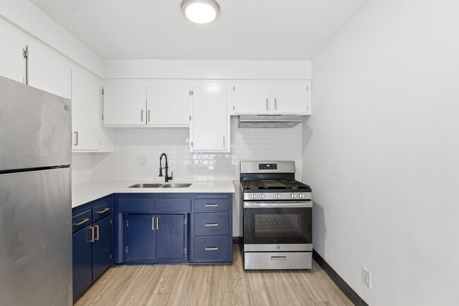 Building Photo - 2301 S Ridgeley Dr