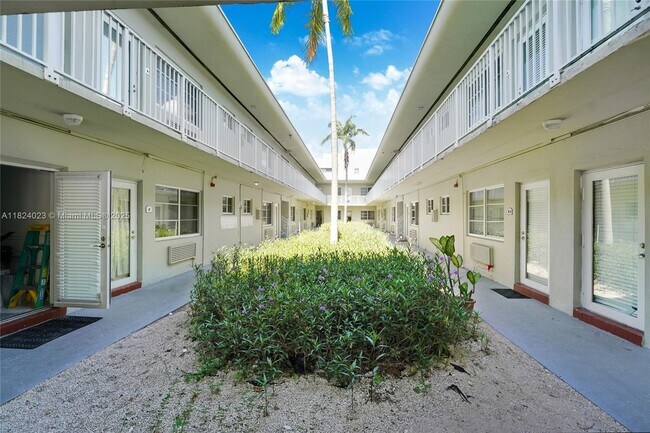 Building Photo - 6930 Rue Versailles Dr