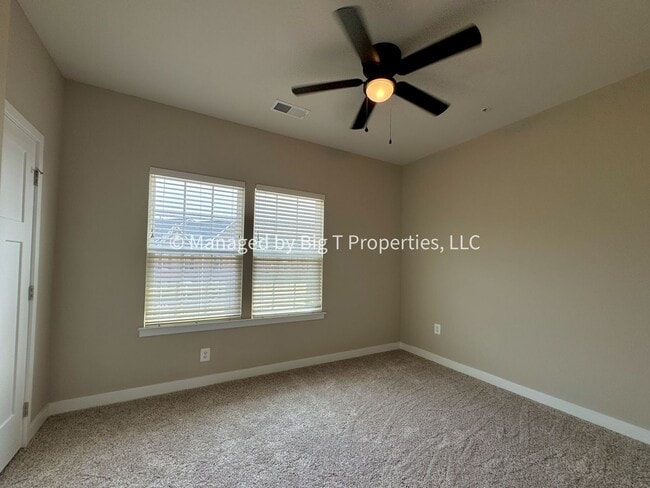 Building Photo - Walk to Largo Metro!