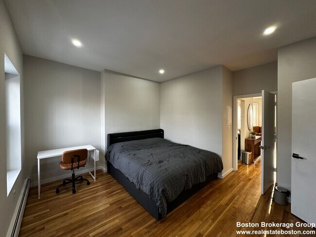 Building Photo - Amazing one bed in the South End... DON'T MISS OUT!!!