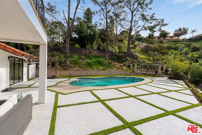 Building Photo - 10825 Savona Rd