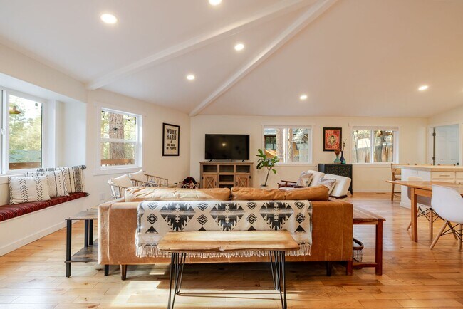 Building Photo - Furnished Rental in Desirable NW Bend Neighborhood