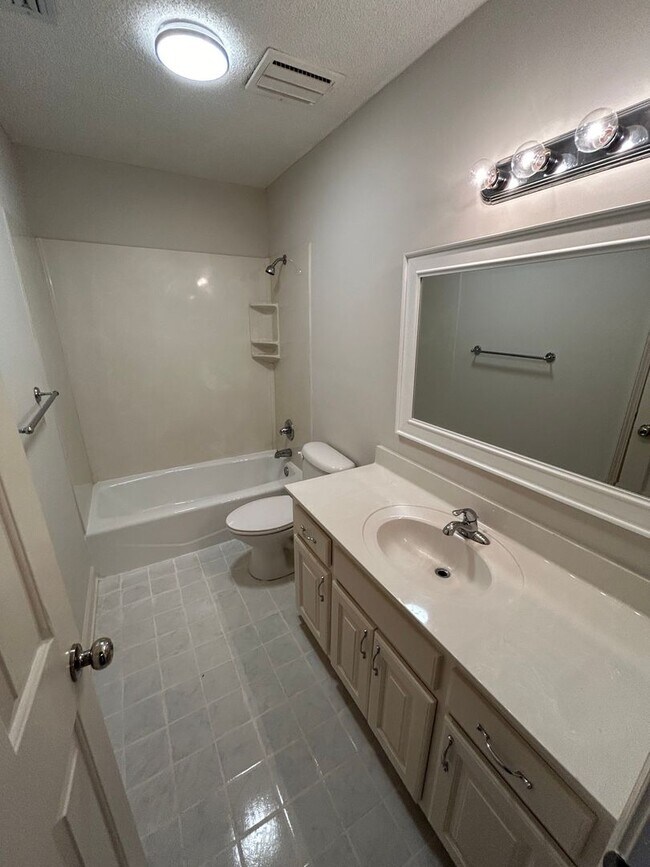 Building Photo - Newly Remodeled 3 Bedroom in Deer Manor!