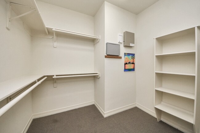 Building Photo - 825 Rosine St