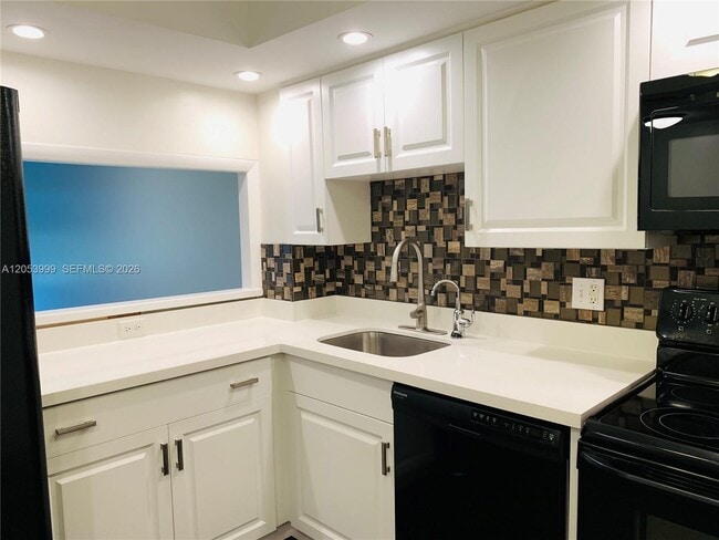 Building Photo - 2850 N Palm Aire Dr