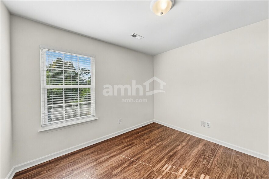 Building Photo - 117 Rock Glen Court