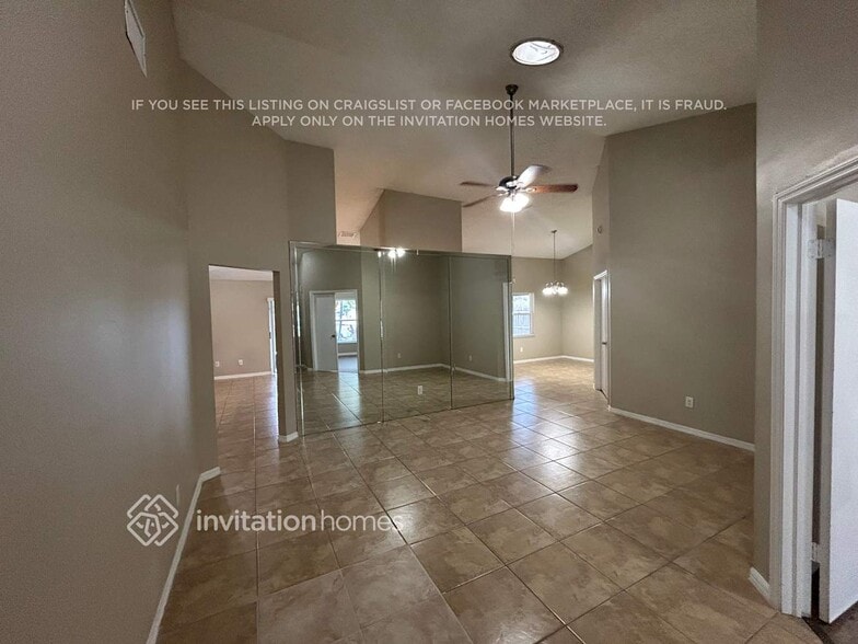 Building Photo - 2825 Mnr Hl Dr