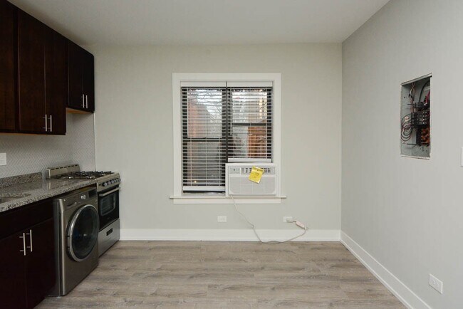 Building Photo - 434.5 W Belden Ave