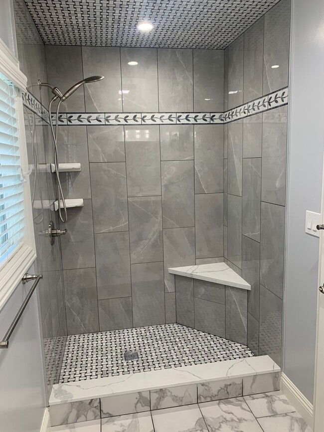 Building Photo - Fully Updated Spacious Studio Above Garages in Pasadena!