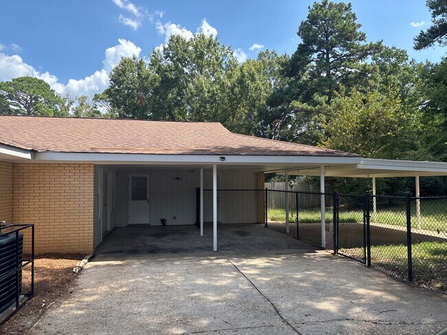 Building Photo - 3920 Meredith Dr