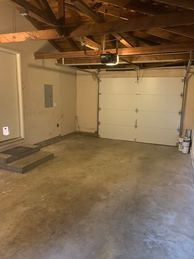 Building Photo - Beautifully Renovated Halfplex