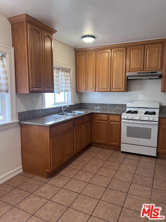 Building Photo - 247 S Catalina St