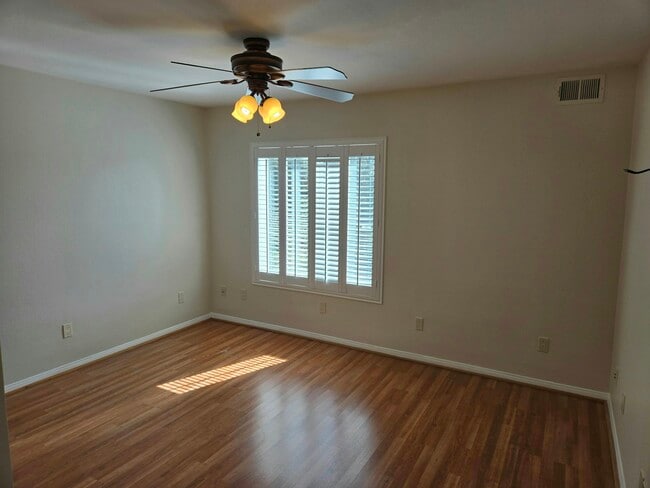 Building Photo - 7130 Shoreline Dr