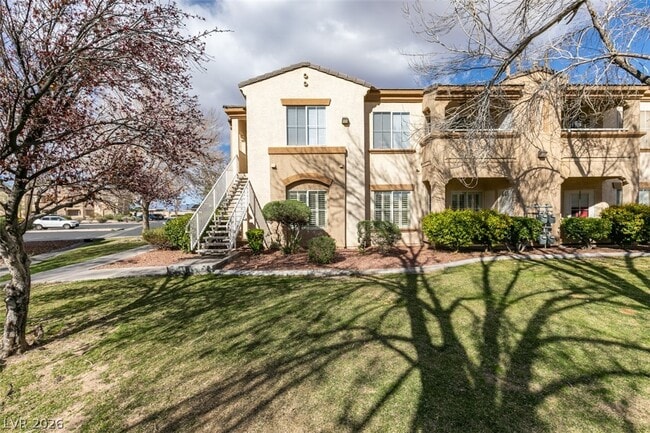 Building Photo - 3400 Cabana Dr