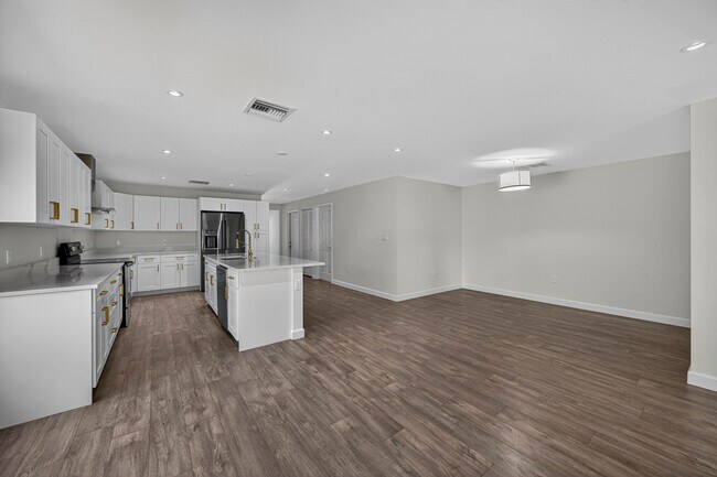 Building Photo - 410 NE 34th St