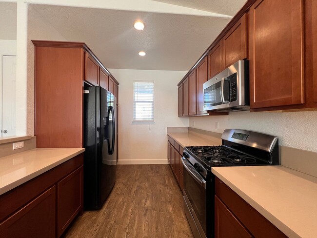 Building Photo - Large 4 bedroom home located in Green Vall...