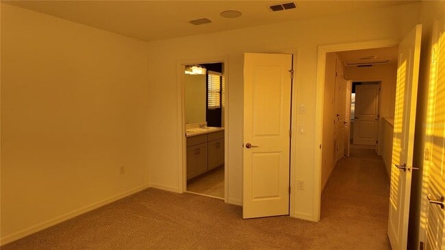 Building Photo - 2004 Viewfinder St