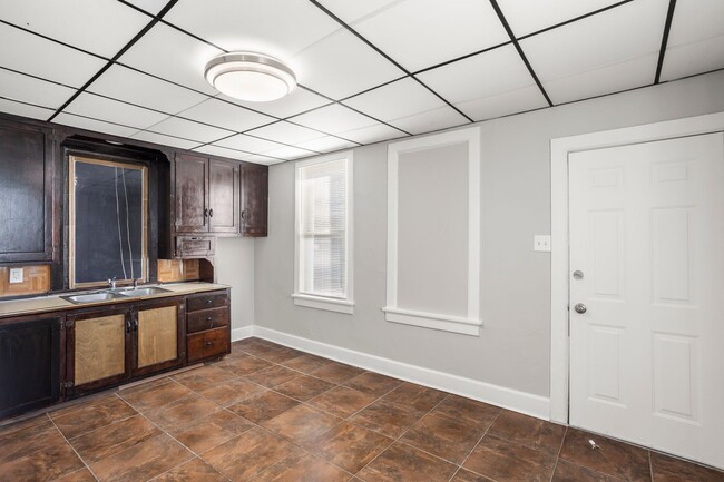 Building Photo - 1100 N Van Buren St