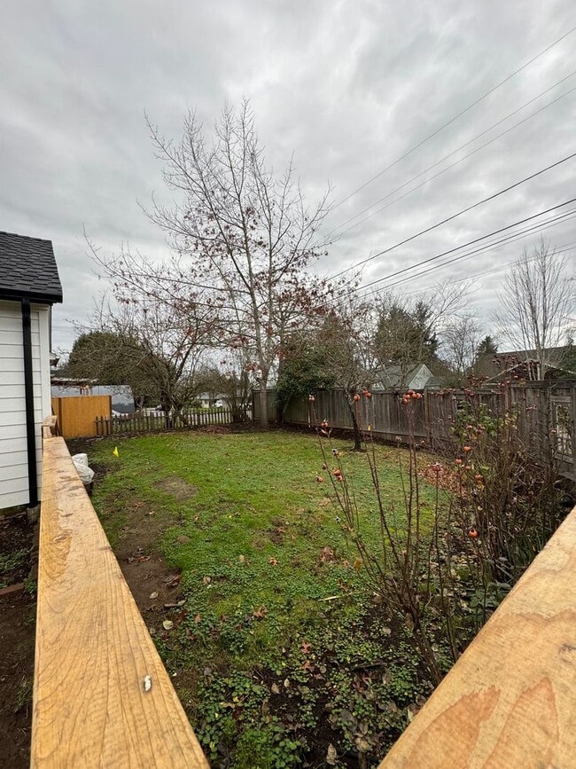 Building Photo - Fully Renovated 4 Bed Home w/ Fenced Backyard, W/D's in Unit.