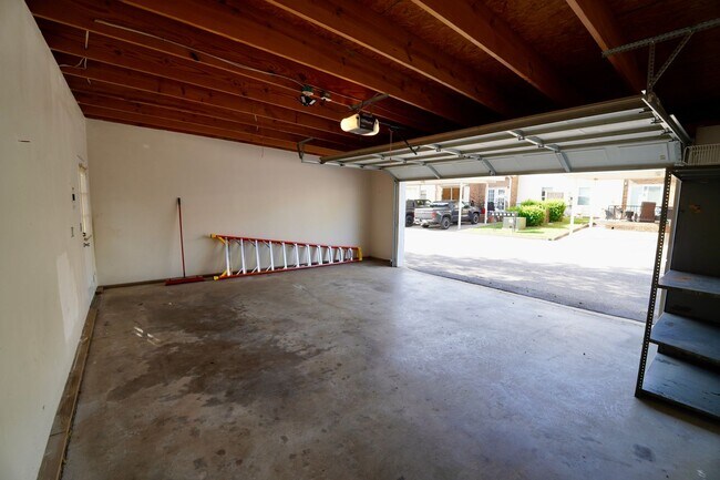 Building Photo - NICE One Level Nashville Area Home Near Lakes and Airport!