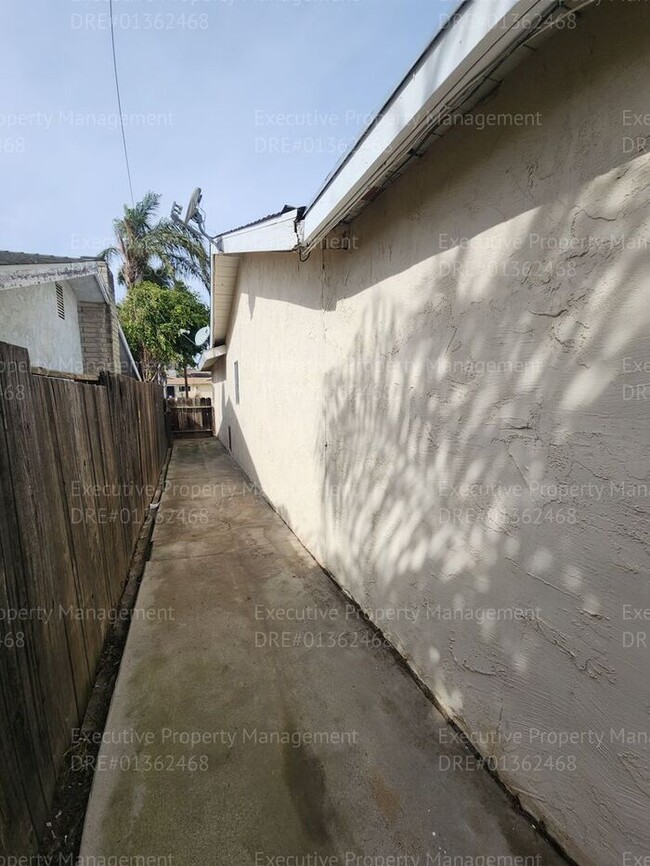 Building Photo - 4 bedroom/ 2 bathroom house located in Eas...