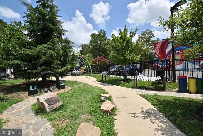 Building Photo - 620 9th St NE