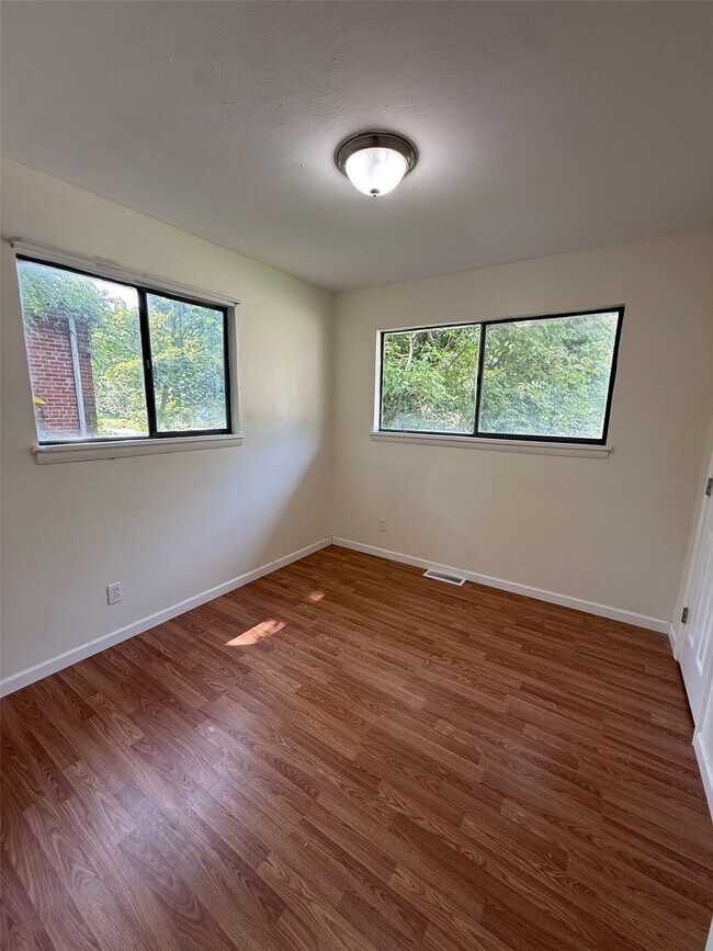 Building Photo - 10078 Green Valley Dr