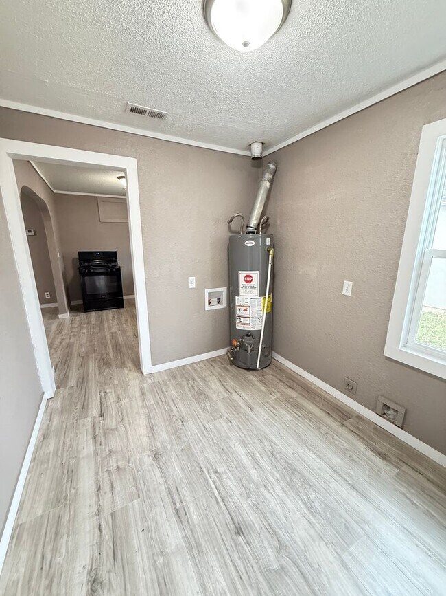 Building Photo - 3 bedroom/1 bath house