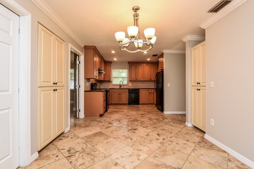 Building Photo - 5595 Sunrise Dr