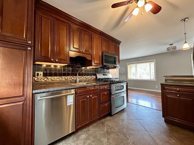 Building Photo - 9215 Meadowbrook Ln