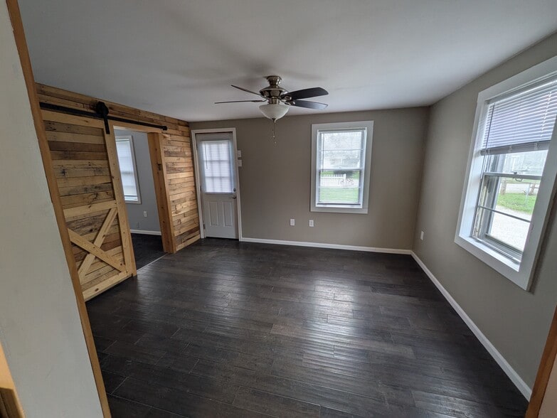 Living Room looking at the Master BR and front door - 1132 N Trimble Rd