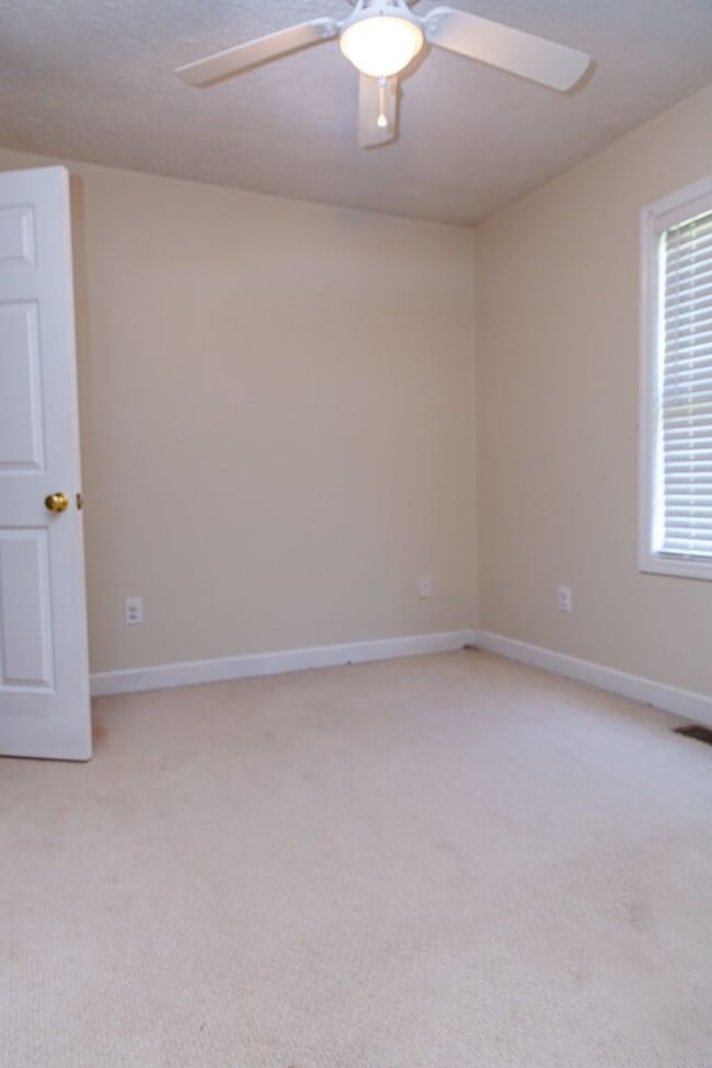 Building Photo - New Listing!