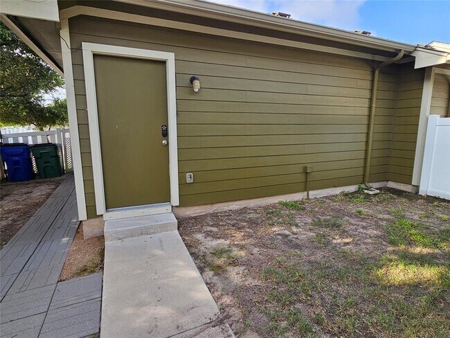 Building Photo - 808 Lost Pines Ln