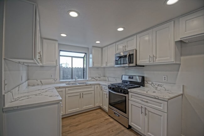 Building Photo - Newly Updated, Detached Rear Townhome w/ S...