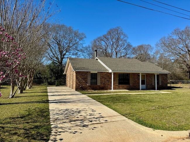 Building Photo - Dreamy 3-Bedroom