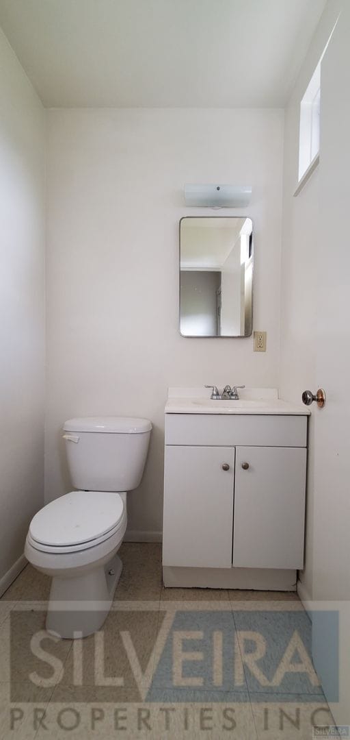 Building Photo - Three Bedroom Home In Santa Maria!