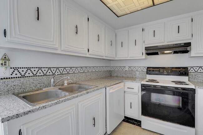 Building Photo - 410 Wilma Cir