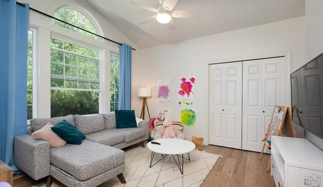 Building Photo - Beautiful South Bozeman home!
