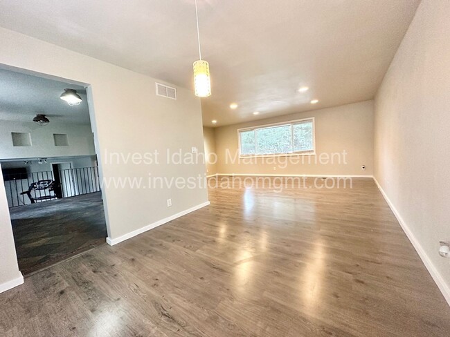 Building Photo - 3 bed 2.5 bath home  - Close to Boise foot...